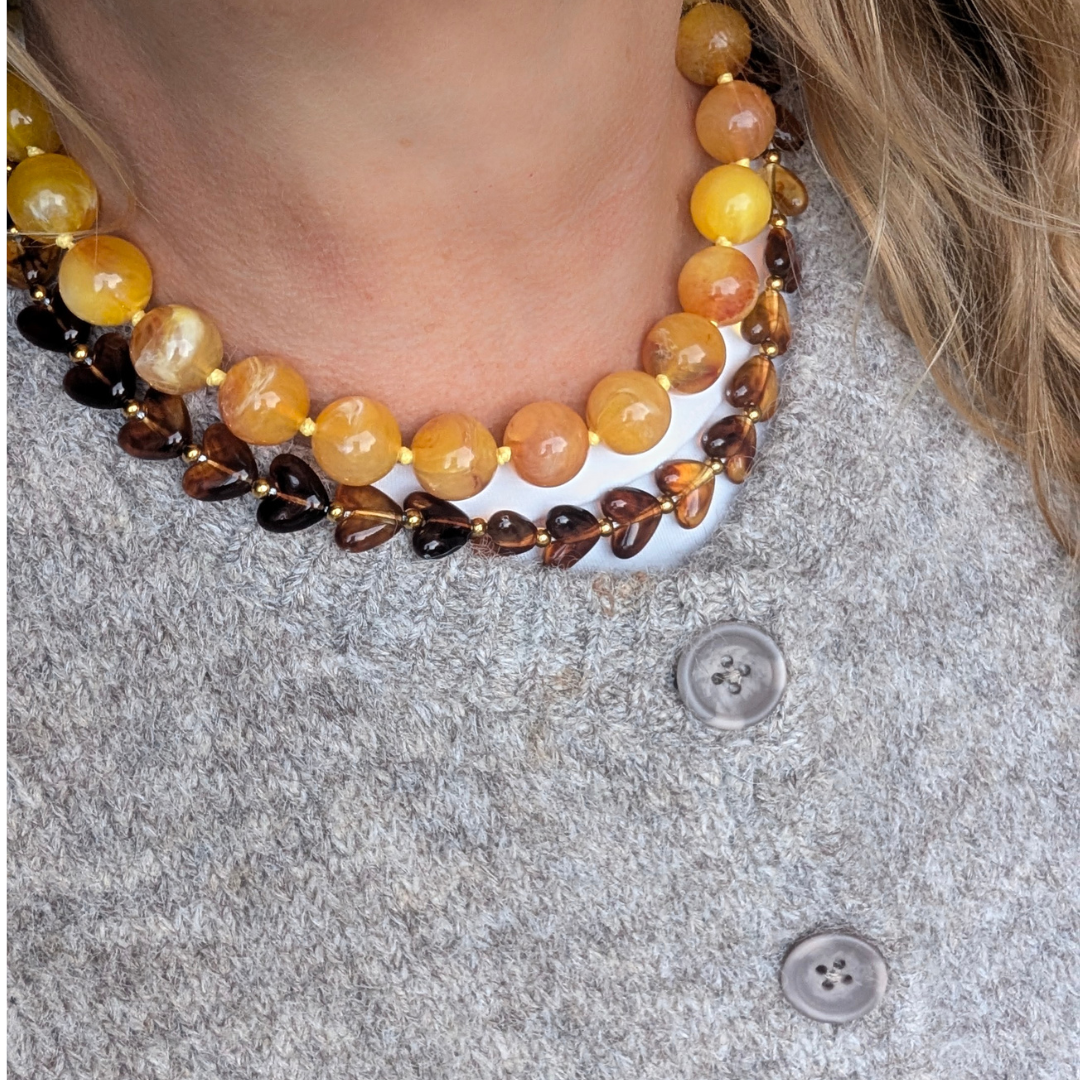 model met mostergeel grote kralenketting en amber bruine hartjes grote kralenketting