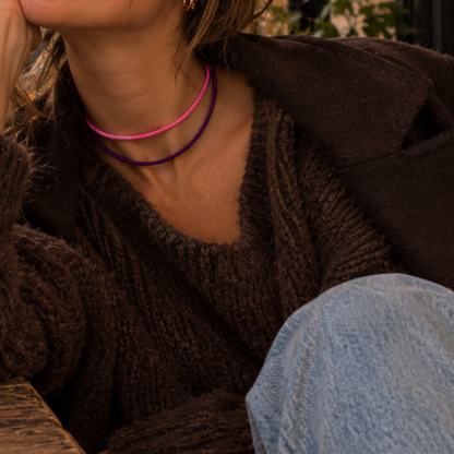 model met roze volet saar kettingen