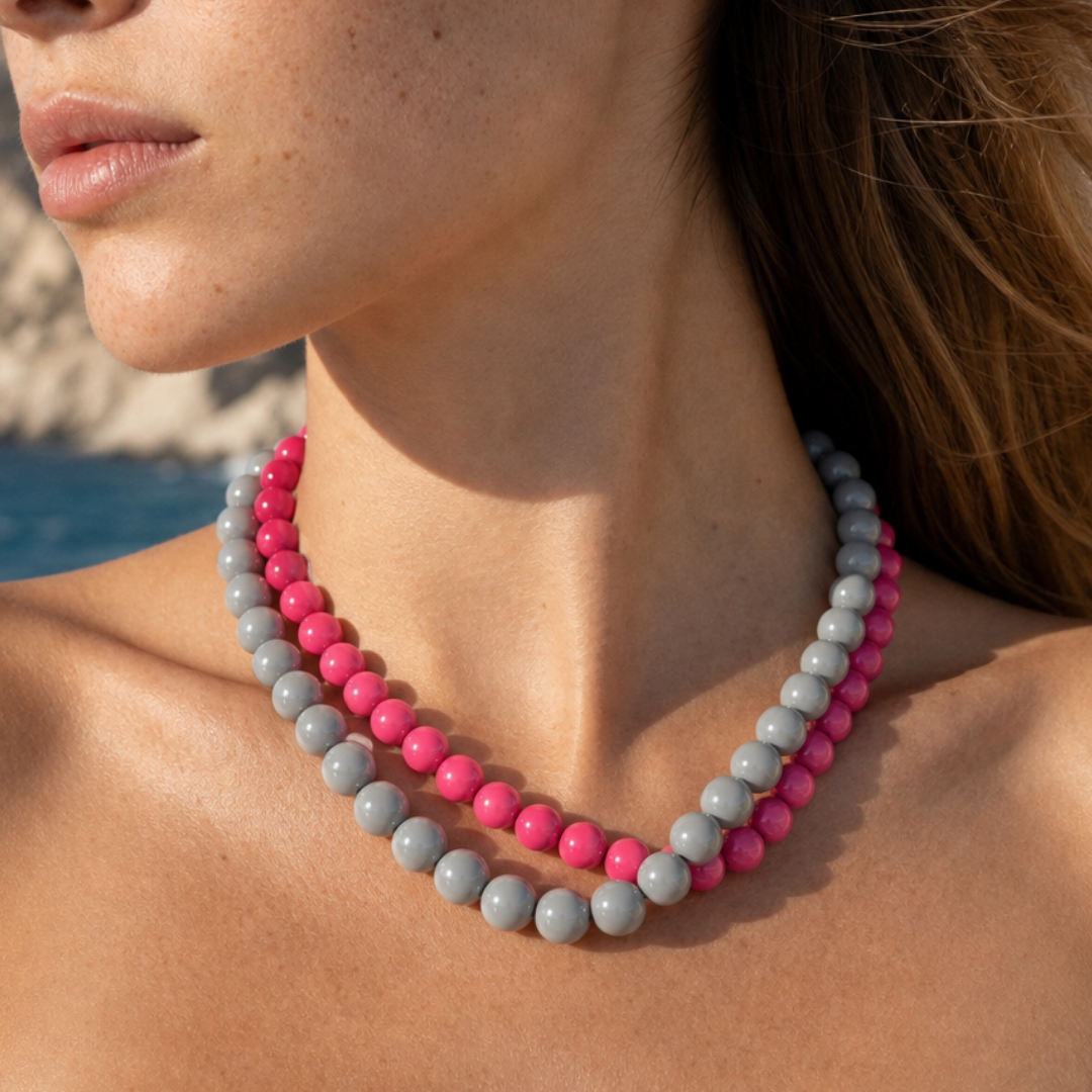 Grote kralenketting in grijs gedragen met kralenketting olivia in Hot Pink. Casa Jadel Ibiza Style