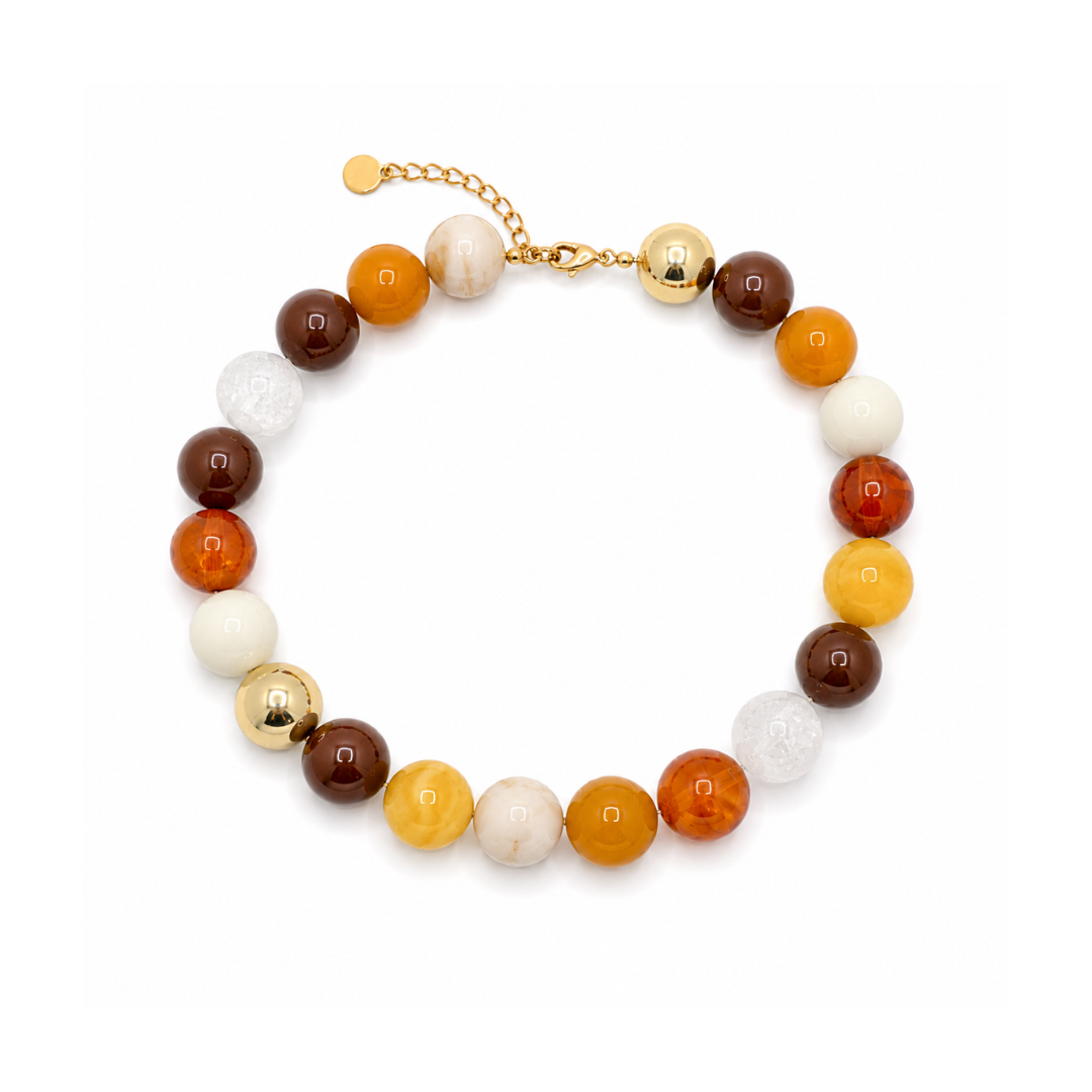 Multicolor kralenketting met warme bruin-, amber-, crème- en geeltinten, goudkleurige kralen en natuursteenlook kralen van Casa Jadel.