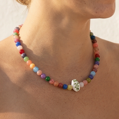 Veelkleurige glazen kralenketting met witte vis bedel