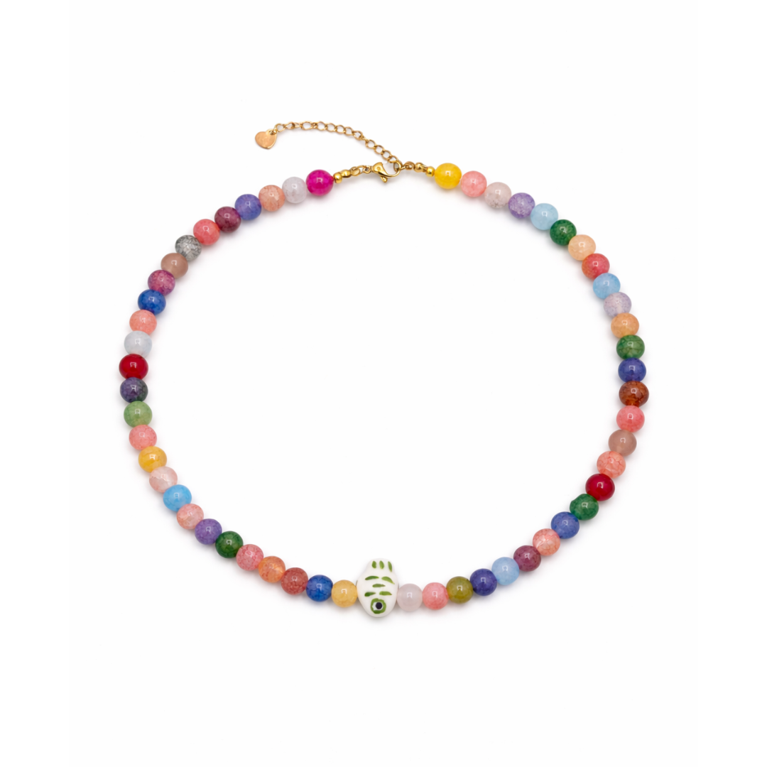Multicolor kralenketting met fijne kralen en witte vis bedel op lichte achtergrond.