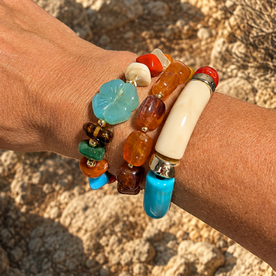Multicolor statement kralenarmband met turquoise klaver