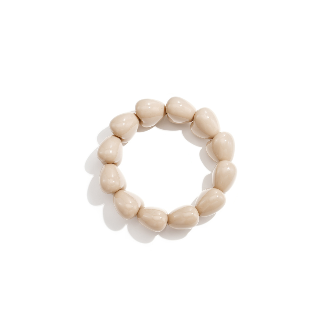 Natural chubby hartjes kralenarmband met glossy hartvormige kralen in beige tinten