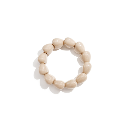 Natural chubby hartjes kralenarmband met glossy hartvormige kralen in beige tinten