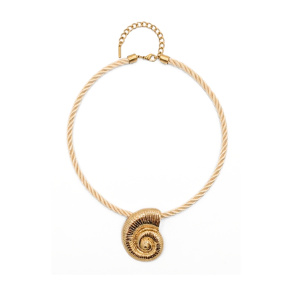 Naturel gedraaide rope ketting met grote goudkleurige schelpbedel van Casa Jadel.