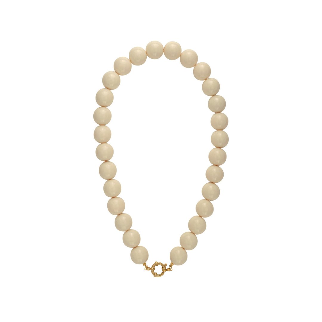 Naturel grote kralenketting met goudkleurig boeislot voor dames.