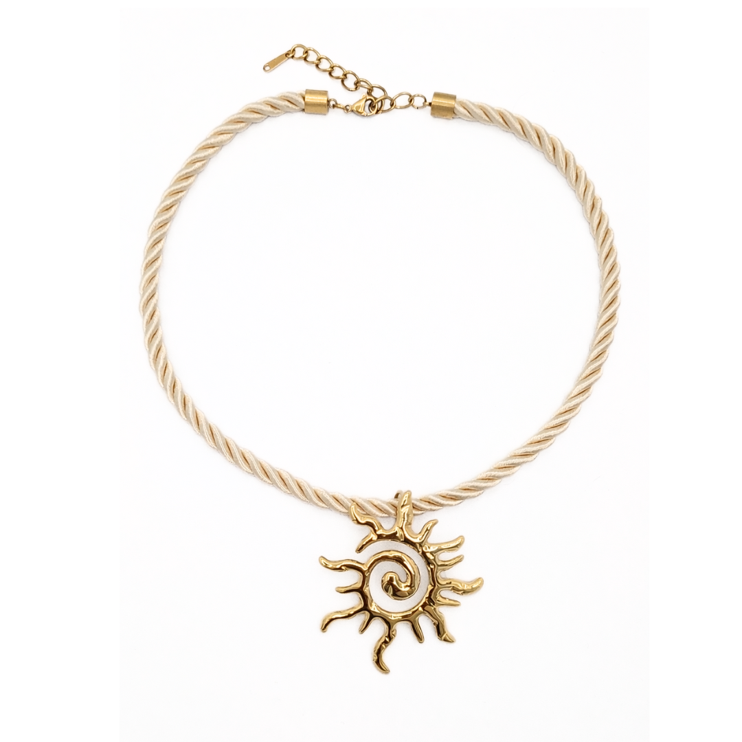 Naturel rope ketting met grote gouden zon hanger van Casa Jadel