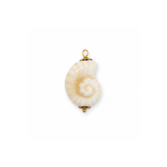Naturel keramiek ammoniet schelp bedel met goudkleurige afwerking.