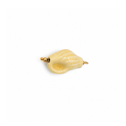 Naturel keramiek fuikhoorn schelp bedel met goudkleurig ophangoog.