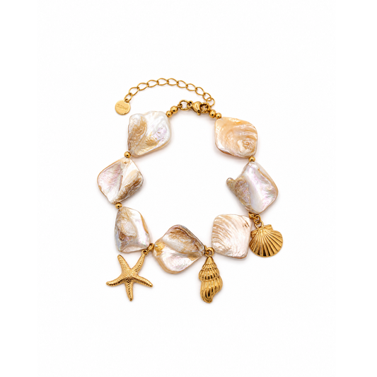 Naturel schelpen armband met grote parelmoer kralen, gouden ocean bedels, zeester, schelp en verstelbare sluiting van Casa Jadel.