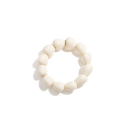 Offwhite chubby hartjes kralenarmband met glossy hartvormige kralen