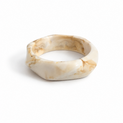 Offwhite - crème marble bangle armband met beige marble-effect en organische vorm