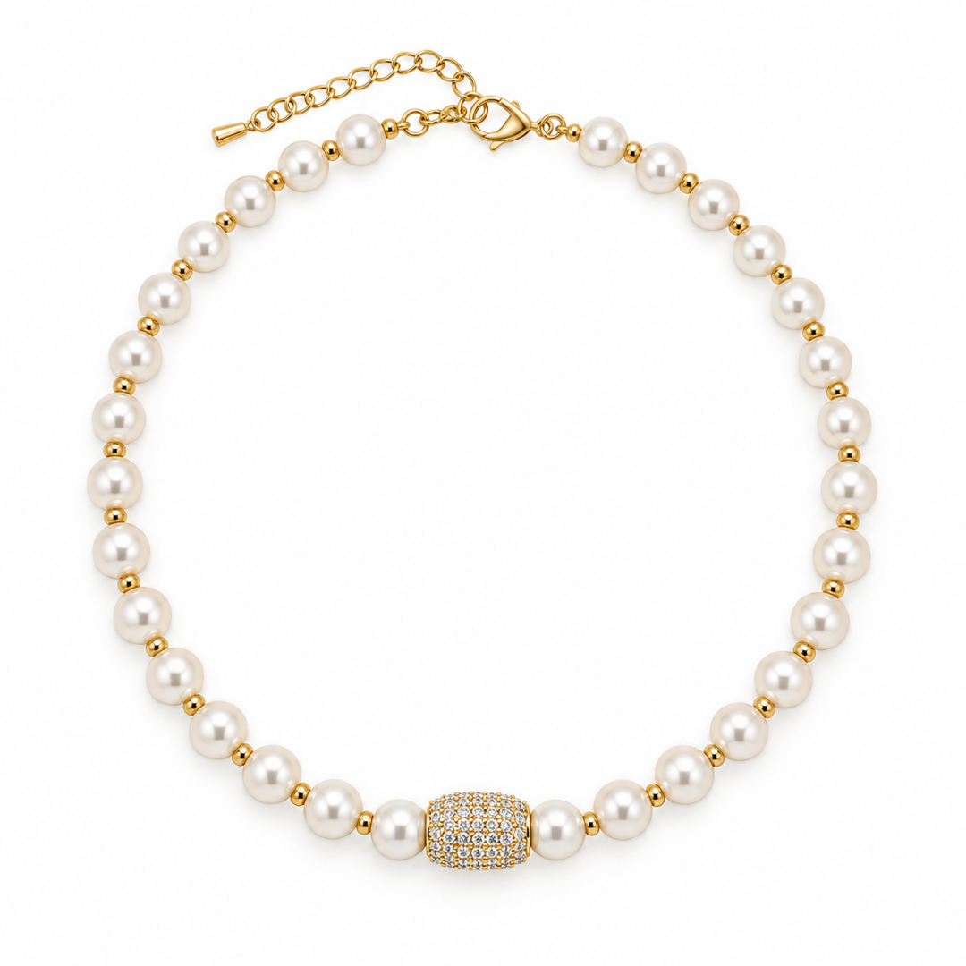 Offwhite parel kralenketting met glanzende lichte parelkralen, gouden tussenkraaltjes en fonkelende strass bedel in het midden