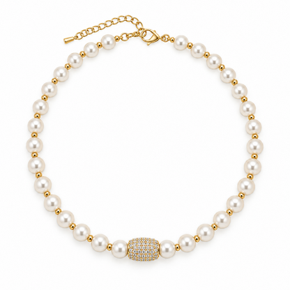 Offwhite parel kralenketting met glanzende lichte parelkralen, gouden tussenkraaltjes en fonkelende strass bedel in het midden