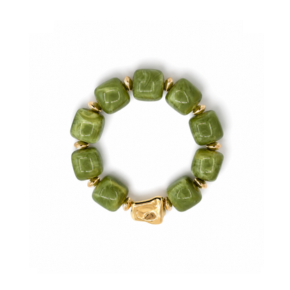 Olijfgroene chunky kralenarmband met gemarmerde kralen en organische gouden kraal