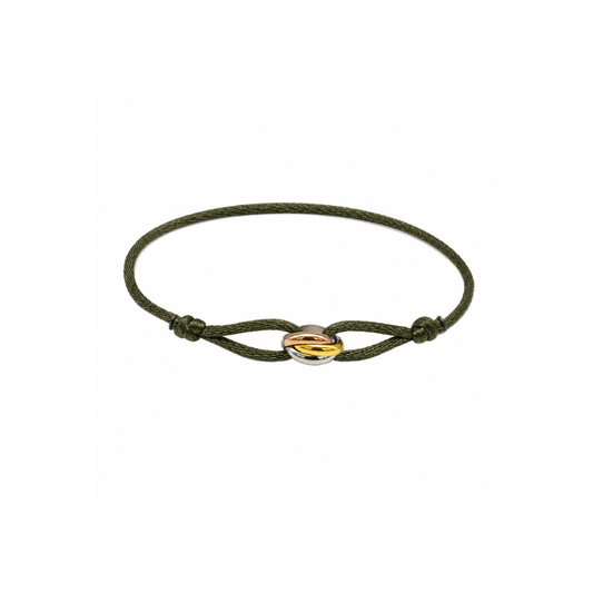 Olijfgroene touw armband met drie verweven ringetjes in goud, zilver en roségoud en verstelbare schuifknoopjes