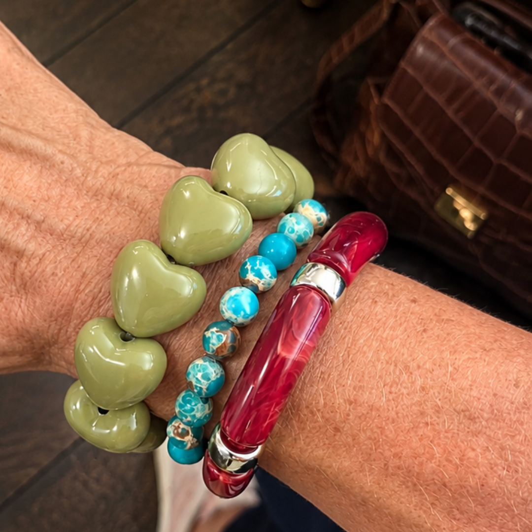 Armbandenset met olijfgroene hartjesarmband, turquoise natuursteen kralenarmband en bordeaux marble resin armband van Casa Jadel.