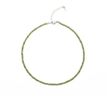 Olivine natuursteen kralenketting met fijne olijfgroene kralen en zilverkleurige sluiting