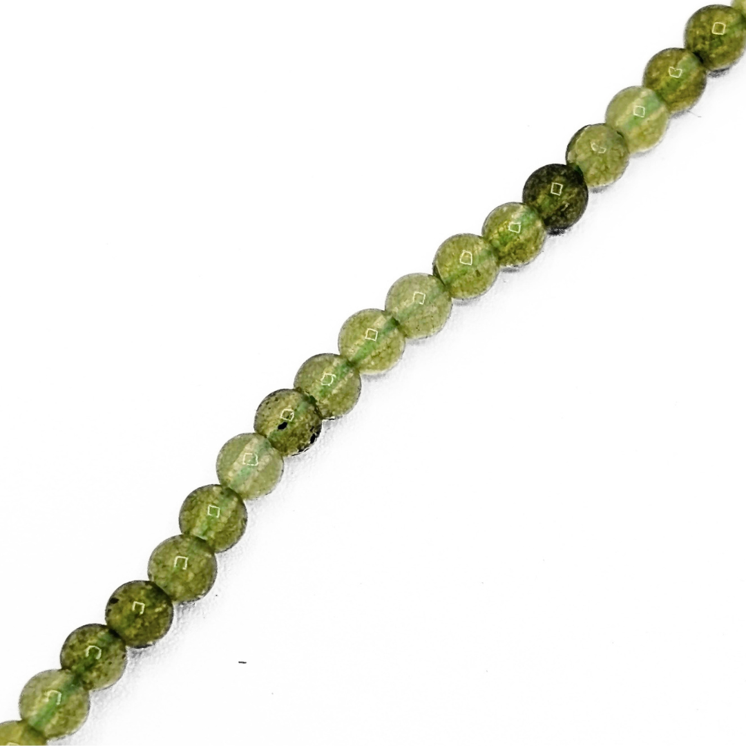 inzoom Olivine natuursteen kralenketting met fijne olijfgroene kralen en zilverkleurige sluiting