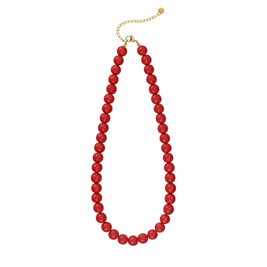 Donkerrode kralenketting met ronde glanzende kralen en goudkleurige sluiting op witte achtergrond