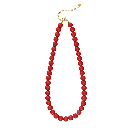 Donkerrode kralenketting met ronde glanzende kralen en goudkleurige sluiting op witte achtergrond