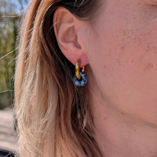 Oor met Gouden oorringen met blauwe natuursteen donut - Casa Jadel