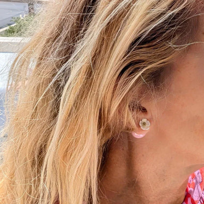 oor met parelmoer bloemetje met daarchter een roze bal