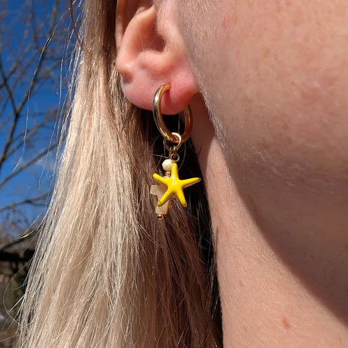Gouden oorringetjes gele zeester wit geel kruis