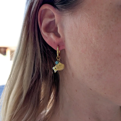 Gouden oorringetjes met schelp witte clover met geel oog