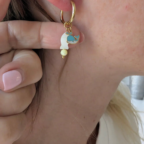 Gouden oorringetjes wit blauwe walvis kraaltjes