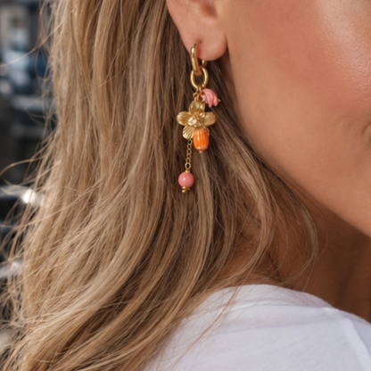 model met Oorringen met gouden bloem en bruine kraaltjes van Casa Jadel.