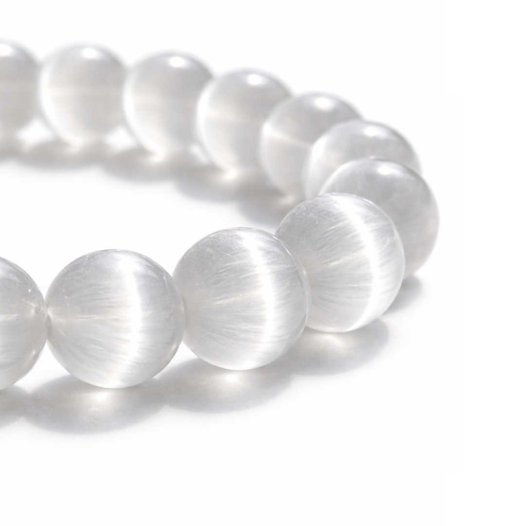 Opaal natuursteen kralenarmband met lichte kralen en subtiel kleurenspel op witte achtergrond inzoom
