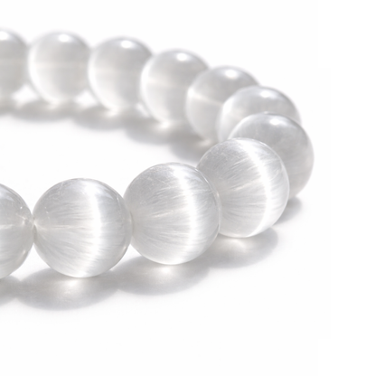Opaal natuursteen kralenarmband met lichte kralen en subtiel kleurenspel op witte achtergrond inzoom