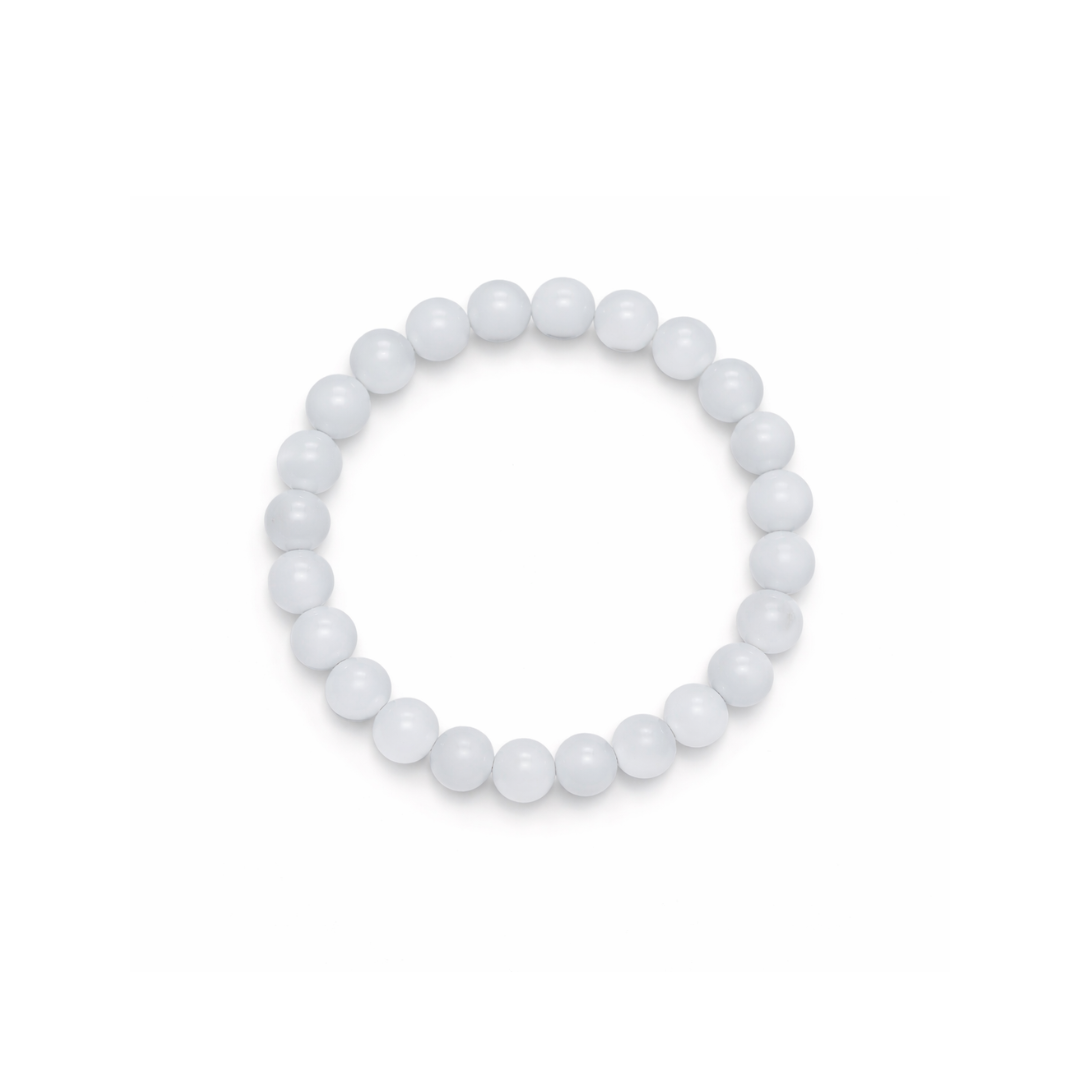 Opaal natuursteen kralenarmband met lichte kralen en subtiel kleurenspel op witte achtergrond.