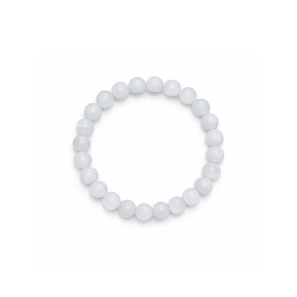 Opaal natuursteen kralenarmband met lichte kralen en subtiel kleurenspel op witte achtergrond.
