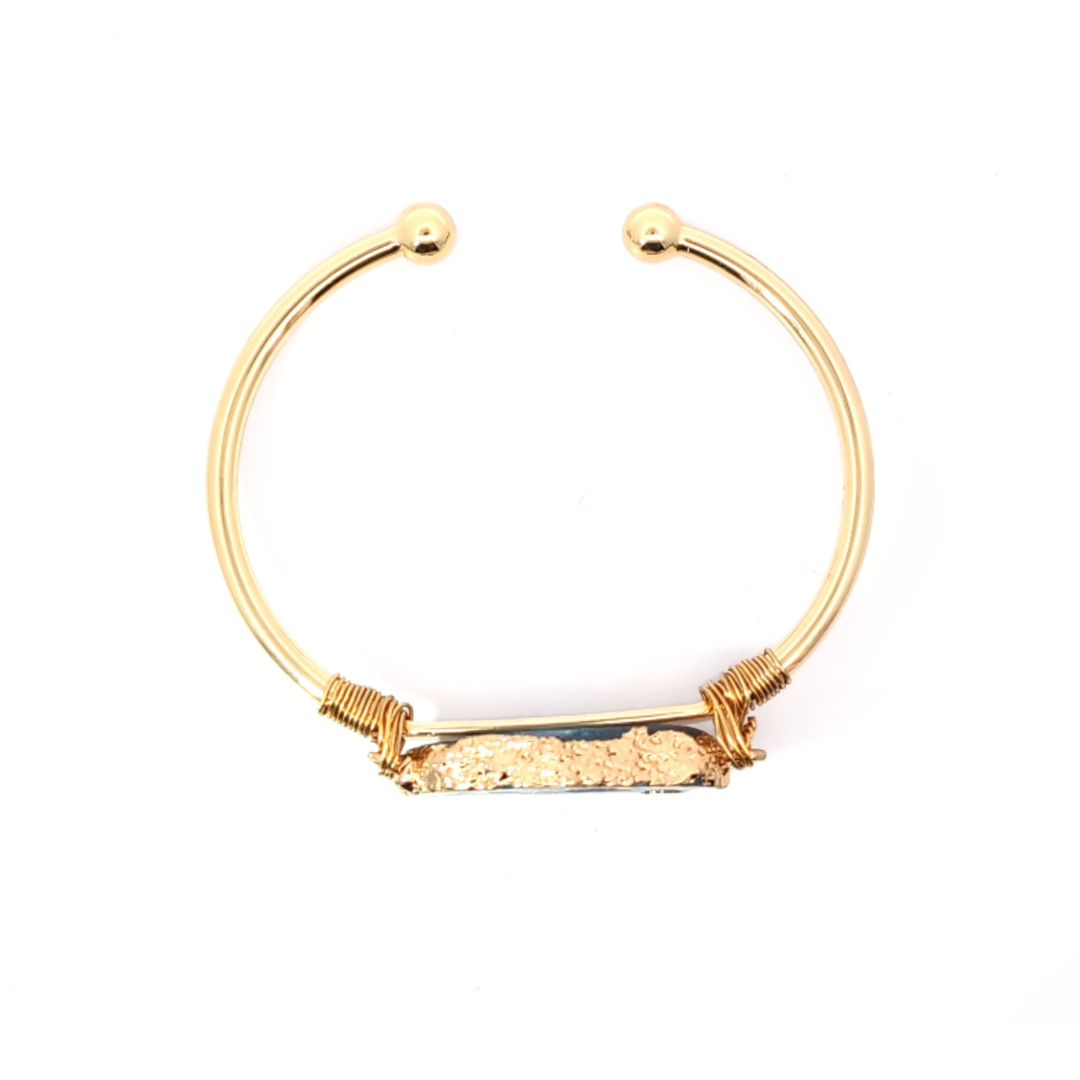 Open gouden bangle met natuurlijke lichtblauwe agaat