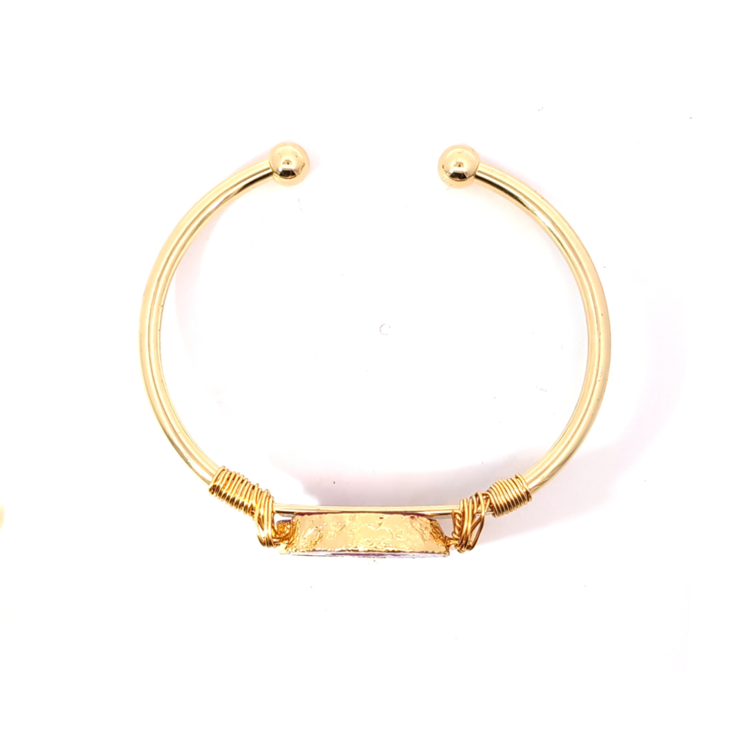 Open gouden bangle met roze agaat – achterzijde
