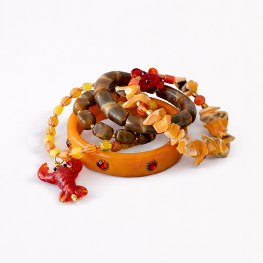 Oranje bruine armbanden set met kreeft bedel kralenarmbanden en bangle Casa Jadel