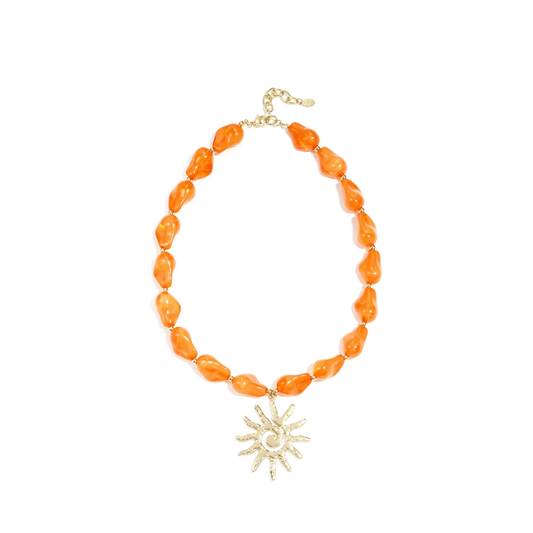 Oranje kralenketting met grote goudkleurige zon bedel en goudkleurige details