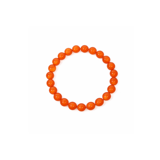 Oranje citrien edelsteen kralenarmband met ronde glanzende kralen op witte achtergrond