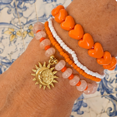 Oranje hartjes armbandenset met Saar armbandjes en zonbedel