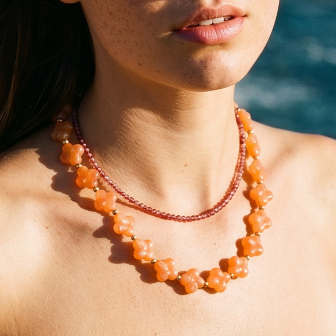 Oranje clover kralenketting van Casa Jadel gedragen met een natuursteen Saar ketting.