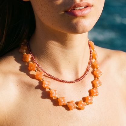 Oranje clover kralenketting van Casa Jadel gedragen met een natuursteen Saar ketting.