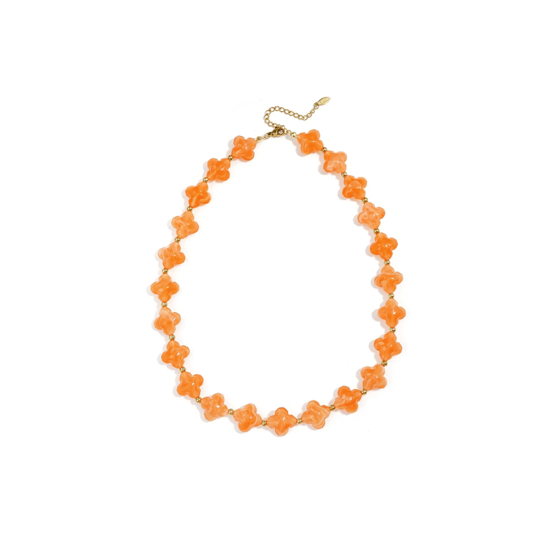 Oranje klaver kralenketting met marble kralen en gouden accenten
