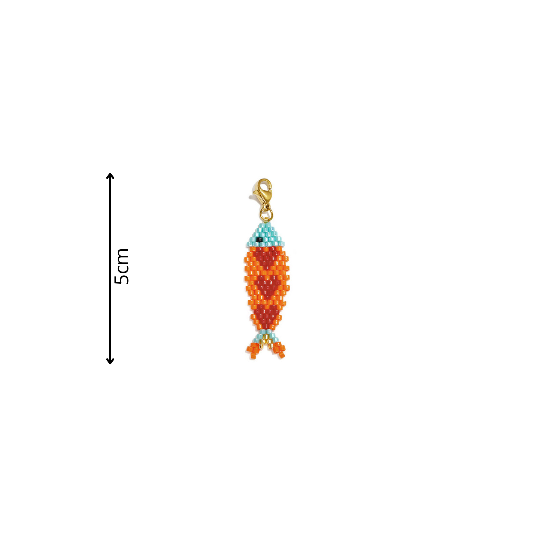 Handgemaakte oranje vis bedel van glaskraaltjes met turquoise details en goudkleurige karabijnsluiting van Casa Jadel op een witte achtergrond met afmeting
