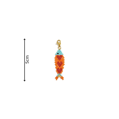 Handgemaakte oranje vis bedel van glaskraaltjes met turquoise details en goudkleurige karabijnsluiting van Casa Jadel op een witte achtergrond met afmeting