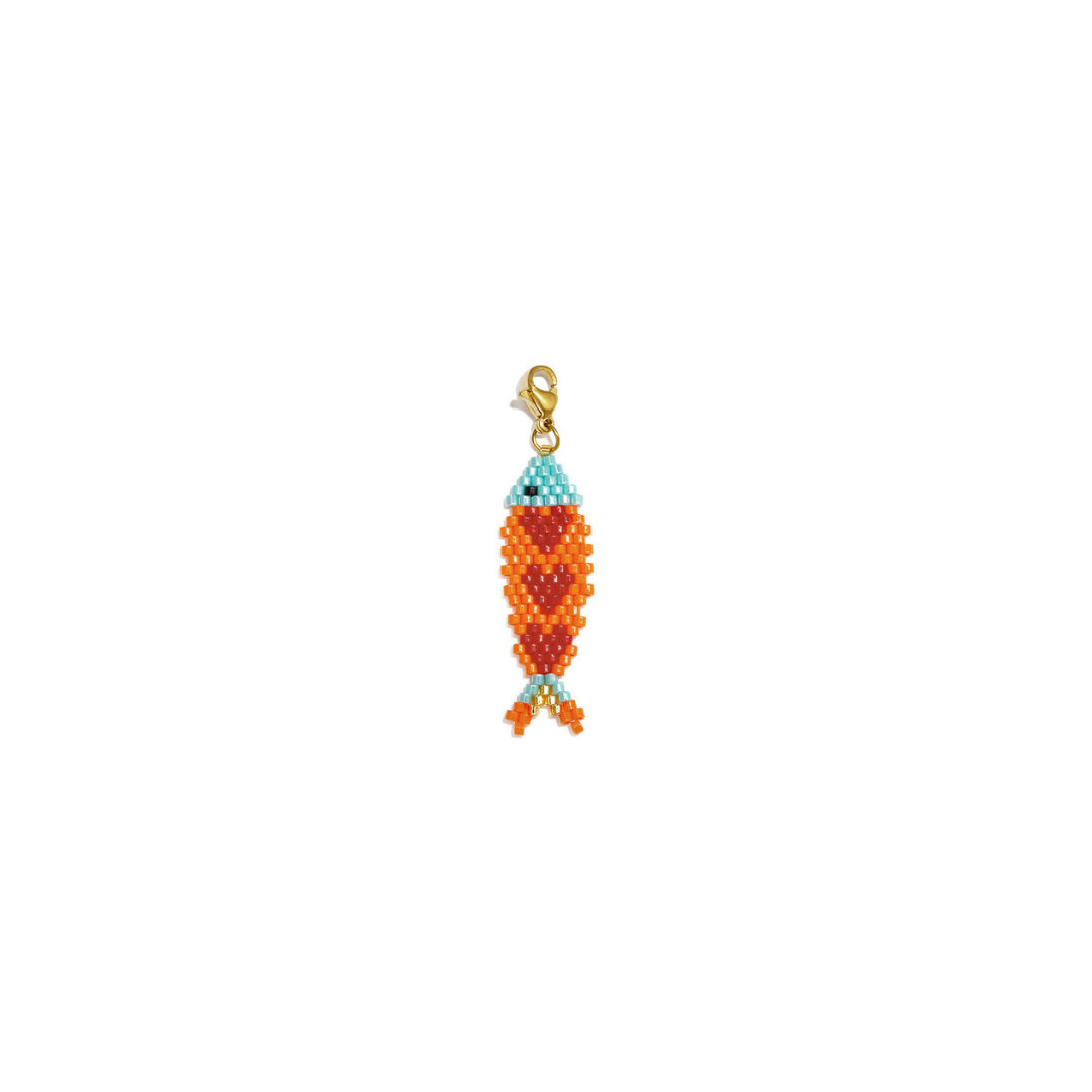 Handgemaakte oranje vis bedel van glaskraaltjes met turquoise details en goudkleurige karabijnsluiting van Casa Jadel op een witte achtergrond.