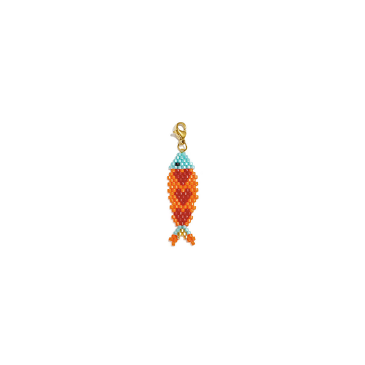 Handgemaakte oranje vis bedel van glaskraaltjes met turquoise details en goudkleurige karabijnsluiting van Casa Jadel op een witte achtergrond.