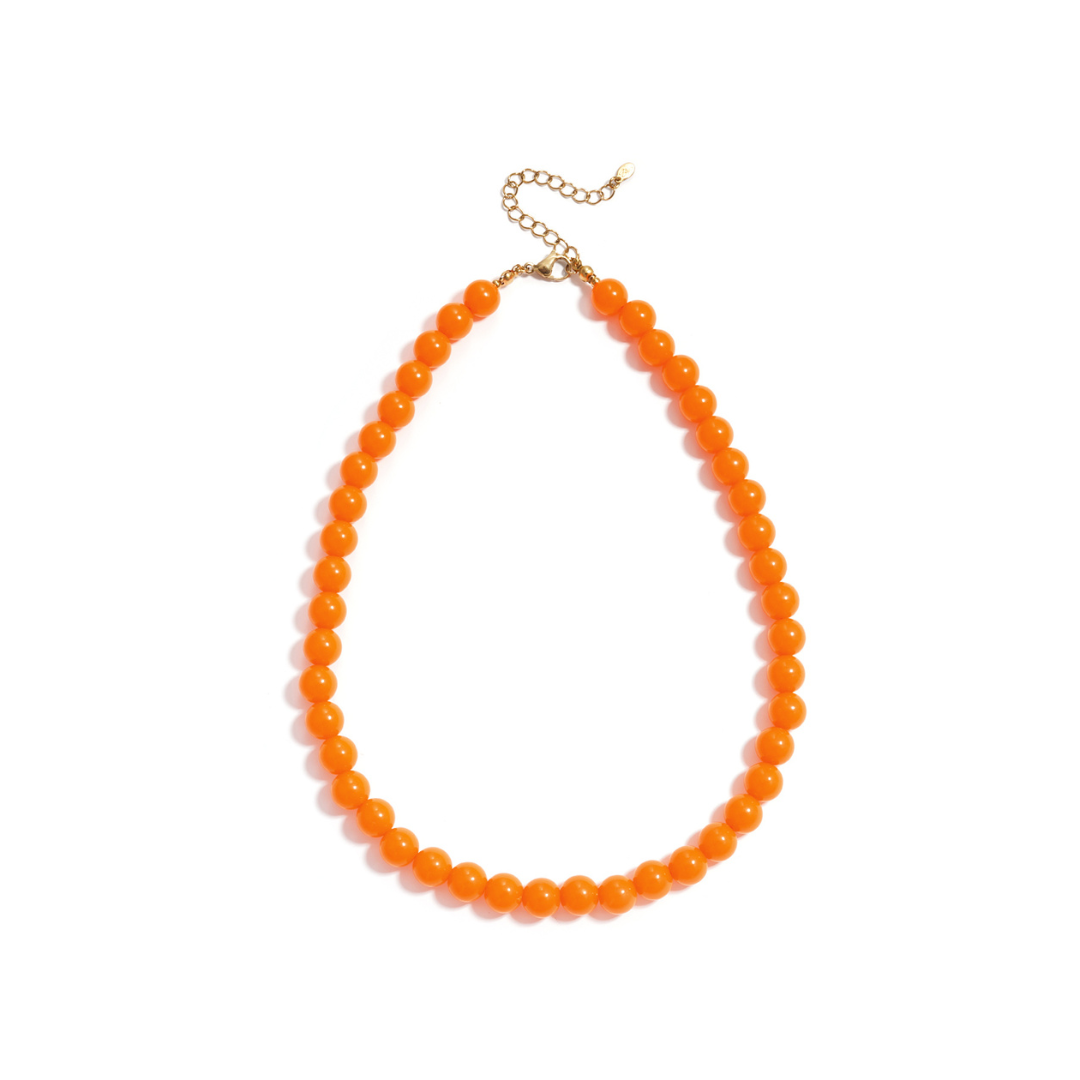 Oranje kralenketting met ronde glanzende kralen en goudkleurige sluiting op witte achtergrond